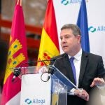 El presidente de Castilla-La Mancha, Emiliano García-Page, durante su visita a las instalaciones de Alloga en Illescas (Toledo)