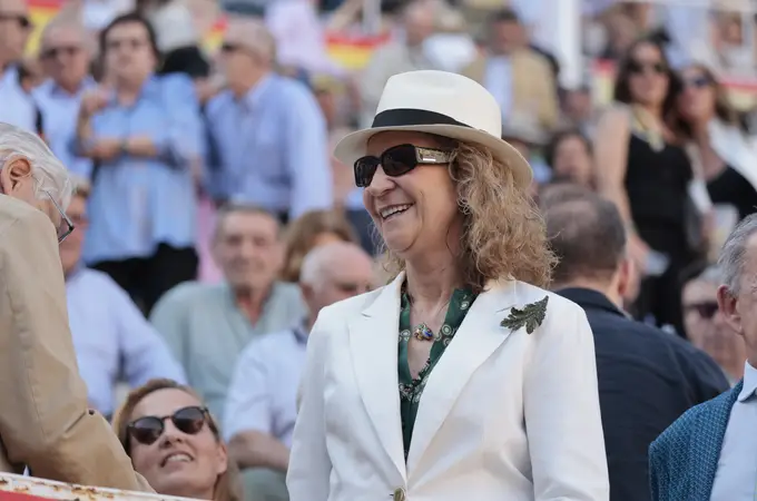 La Infanta Elena apuesta por la blazer más sofisticada y su sombrero de confianza para una tarde taurina en Las Ventas 