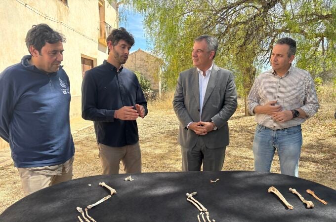  El consejero de Medio Ambiente, Juan María Vázquez, observa algunos de los restos de lince ibérico hallados en el Yacimiento de Quibas