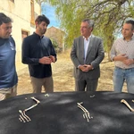  El consejero de Medio Ambiente, Juan María Vázquez, observa algunos de los restos de lince ibérico hallados en el Yacimiento de Quibas