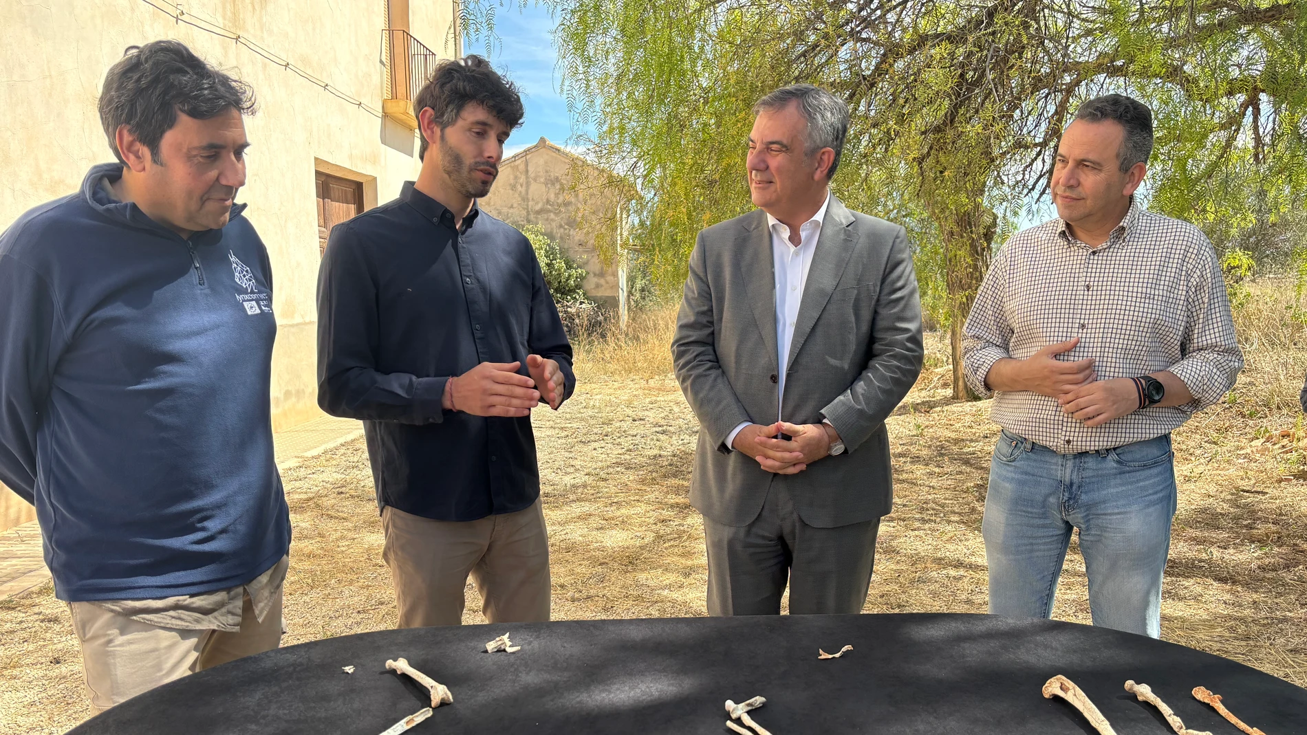El consejero de Medio Ambiente, Juan María Vázquez, observa algunos de los restos de lince ibérico hallados en el Yacimiento de Quibas