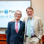 El embajador de Colombia, Eduardo Ávila, y el presidente del Grupo Planeta, José Creuheras, ayer, tras la firma del acuerdo