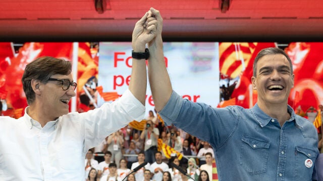 El candidato del PSC en las elecciones catalanas, Salvador Illa, y el presidente del Gobierno, Pedro Sánchez, en el acto de cierre de campaña del PSC en el Palau Vall d'Hebron de Barcelona.