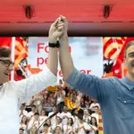 El candidato del PSC en las elecciones catalanas, Salvador Illa, y el presidente del Gobierno, Pedro Sánchez, en el acto de cierre de campaña del PSC en el Palau Vall d&#39;Hebron de Barcelona.