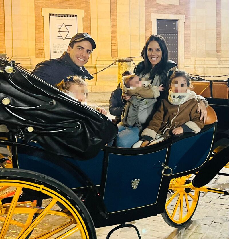 Juango Ospina con su mujer, Blanca, y sus tres hijas, Martina, Candela y Loreto