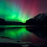 La diferencia de colores se debe a la interacción de las partículas con los diferentes gases de la atmósfera.