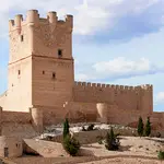 El imponente castillo de la provincia de Alicante, rodeado de bodegas y con un sorprendente tesoro