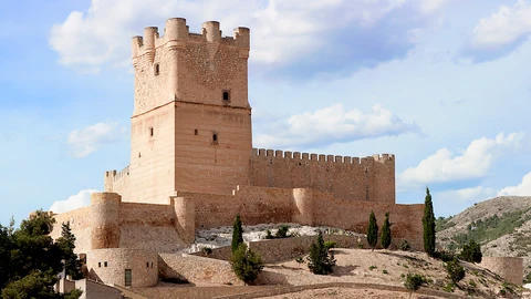 El imponente castillo de la provincia de Alicante, rodeado de bodegas y con un sorprendente tesoro