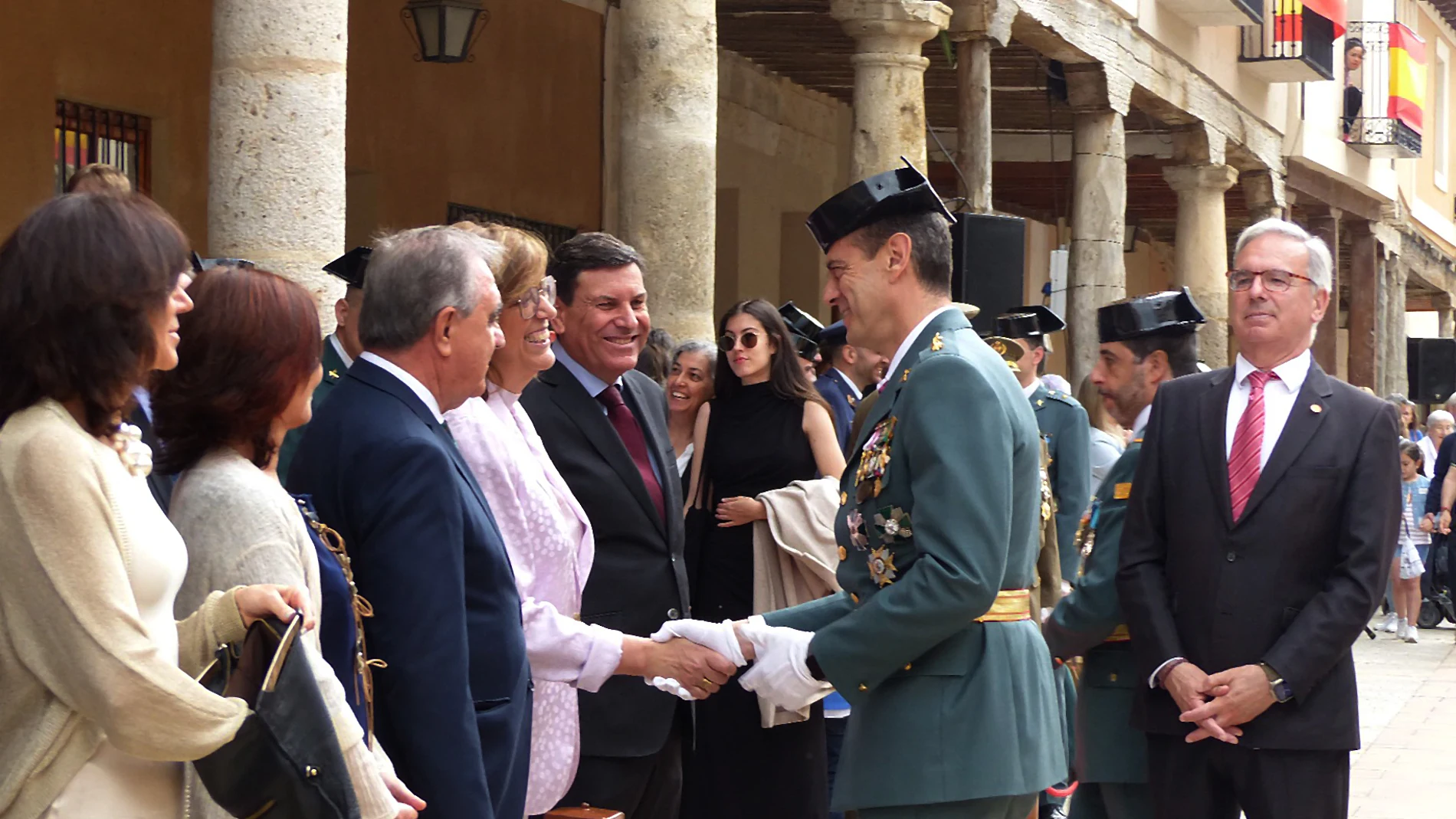 El consejero de Economía y Hacienda y portavoz, Carlos Fernández Carriedo, asiste al acto institucional del 180 aniversario de la Fundación Guardia Civil, en la imagen recibe el saludo del Teniente Coronel Rafael Campos, jefe de la Comandancia de Palencia, junto a la presidenta de la Diputación Ángeles Armisén
