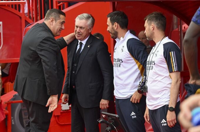 Ancelotti y su hijo Davide saludan a Sandoval, técnico del Granada