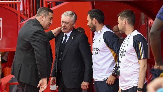 Ancelotti y su hijo Davide saludan a Sandoval, técnico del Granada