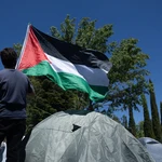 Dos estudiantes con una bandera de Palestina durante una acampada para mostrar su apoyo al pueblo palestino y exigir el fin del conflicto en Gaza en la Complutense de Madrid