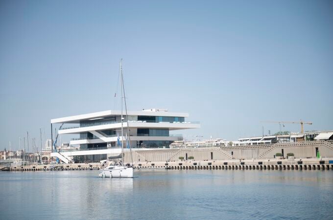 El emblemático edificio Veles e Vents preside la Marina de Valencia