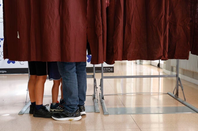 Jornada electoral en Cataluña. Votación de Alejandro Fernández