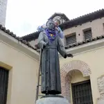 Como manda la tradición, al patrón de Valladolid, San Pedro Regalado, se le coloca la pañoleta de la ciudad