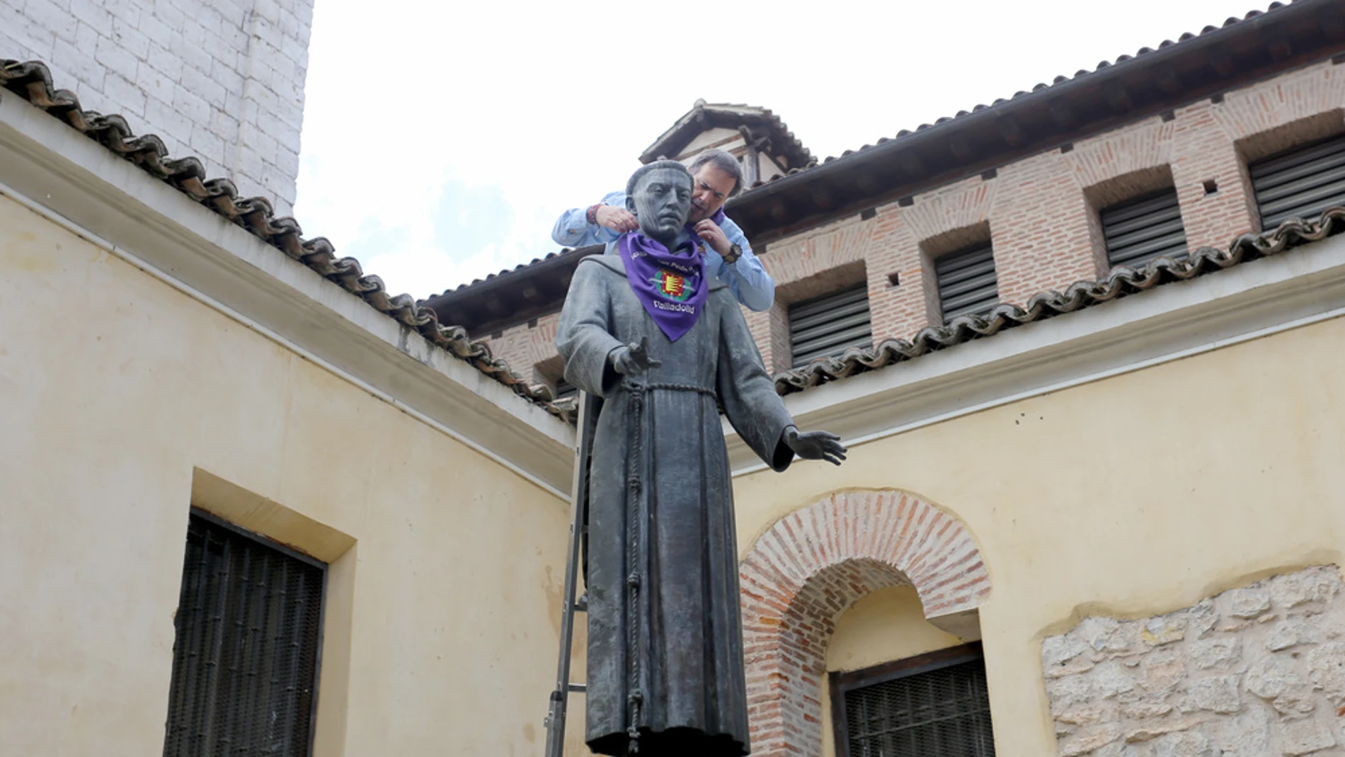 Como manda la tradición, al patrón de Valladolid, San Pedro Regalado, se le coloca la pañoleta de la ciudad