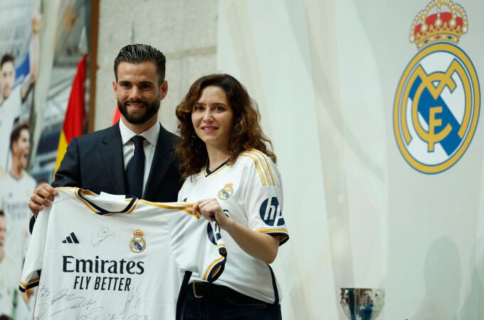 El capitán del Real Madrid, Nacho Fernández, posa con la presidenta de la Comunidad de Madrid, Isabel Díaz Ayuso 
