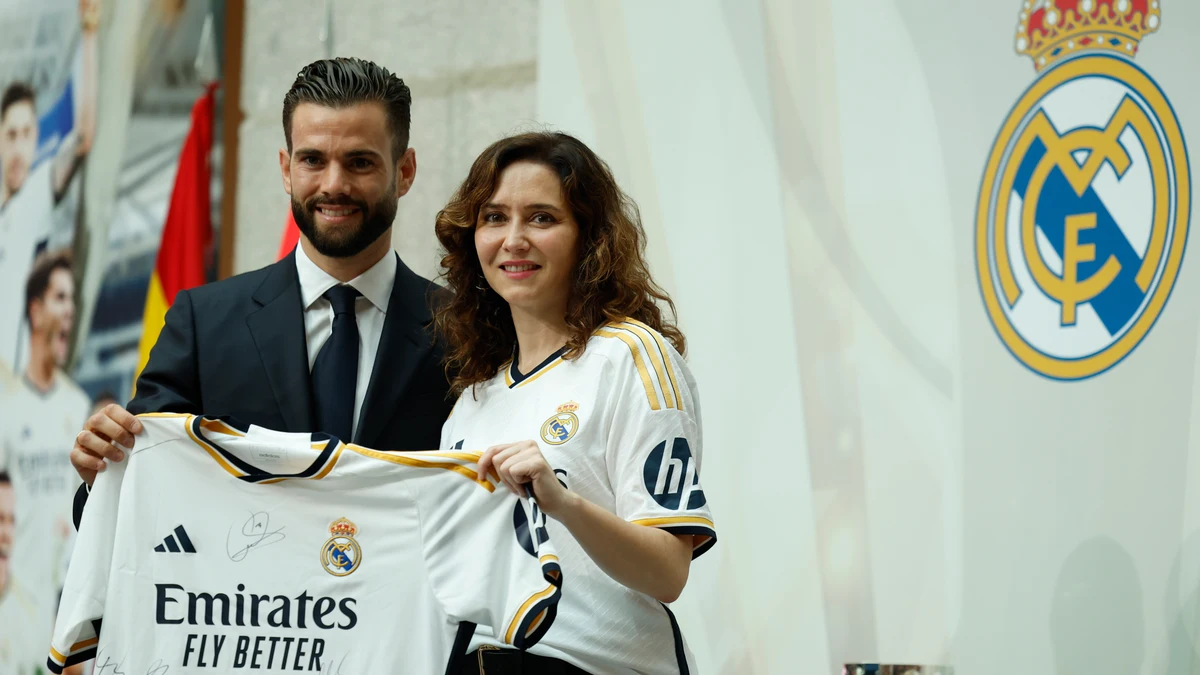 Isabel Díaz Ayuso recupera su estilo más deportivo para recibir al Real Madrid como campeones de LaLiga