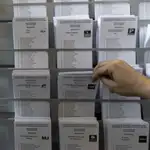 La imagen del día: la elección de la papeleta para votar