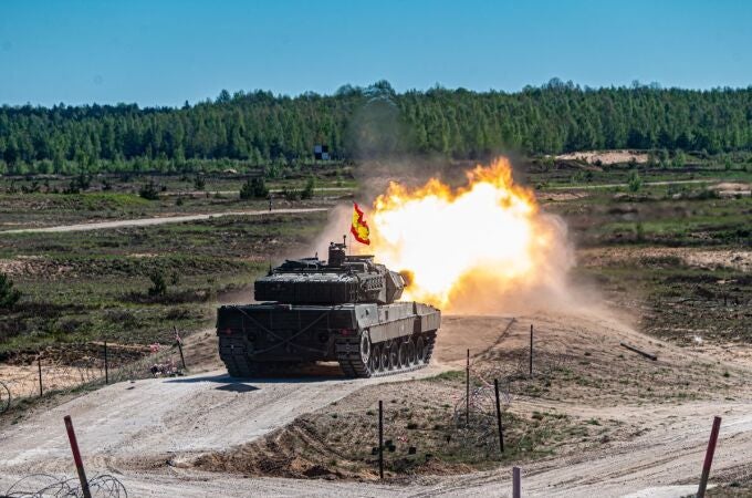 Un carro Leopardo 2E español realizan un disparo en Letonia 