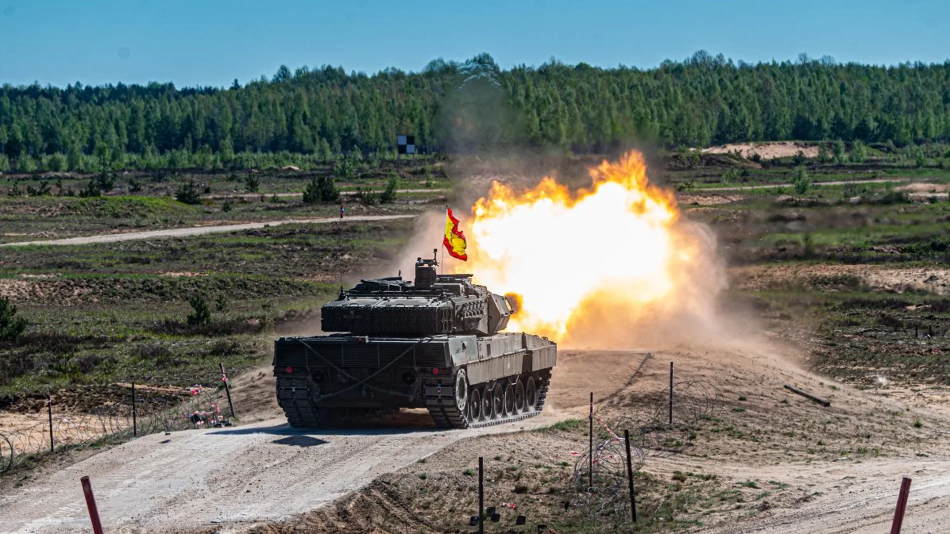Un carro Leopardo 2E español realizan un disparo en Letonia