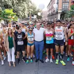 El alcalde de Valladolid, Jesús Julio Carnero, y los concejales Rodrigo Nieto y Carolina del Bosque, junto a los participantes en la carrera