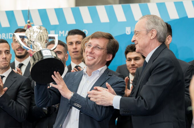 Almeida recibe al Real Madrid Club de Fútbol tras ganar la Liga 2023-2024