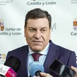El consejero de Economíay Hacienda, Carlos Fernández Carriedo, atiende a los medios