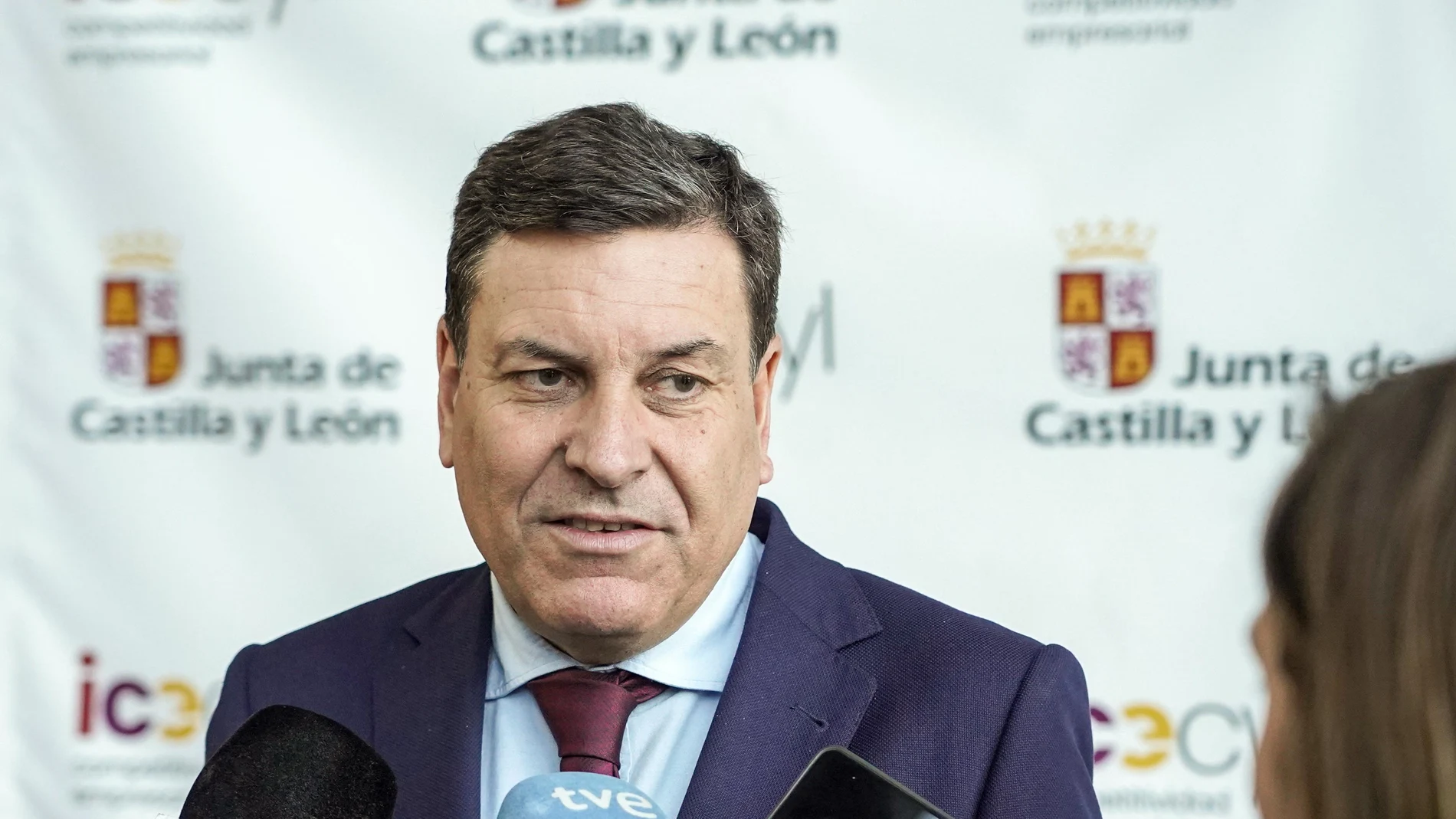 El consejero de Economíay Hacienda, Carlos Fernández Carriedo, atiende a los medios