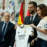 El capitán del Real Madrid, Nacho Fernández, posa con la presidenta de la Comunidad de Madrid, Isabel Díaz Ayuso y el presidente Florentino Pérez