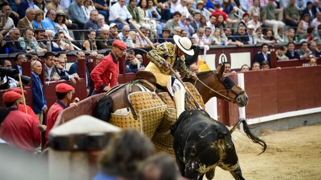 Luis Alberto Parrón en el tercio de varas a "Bastonito"