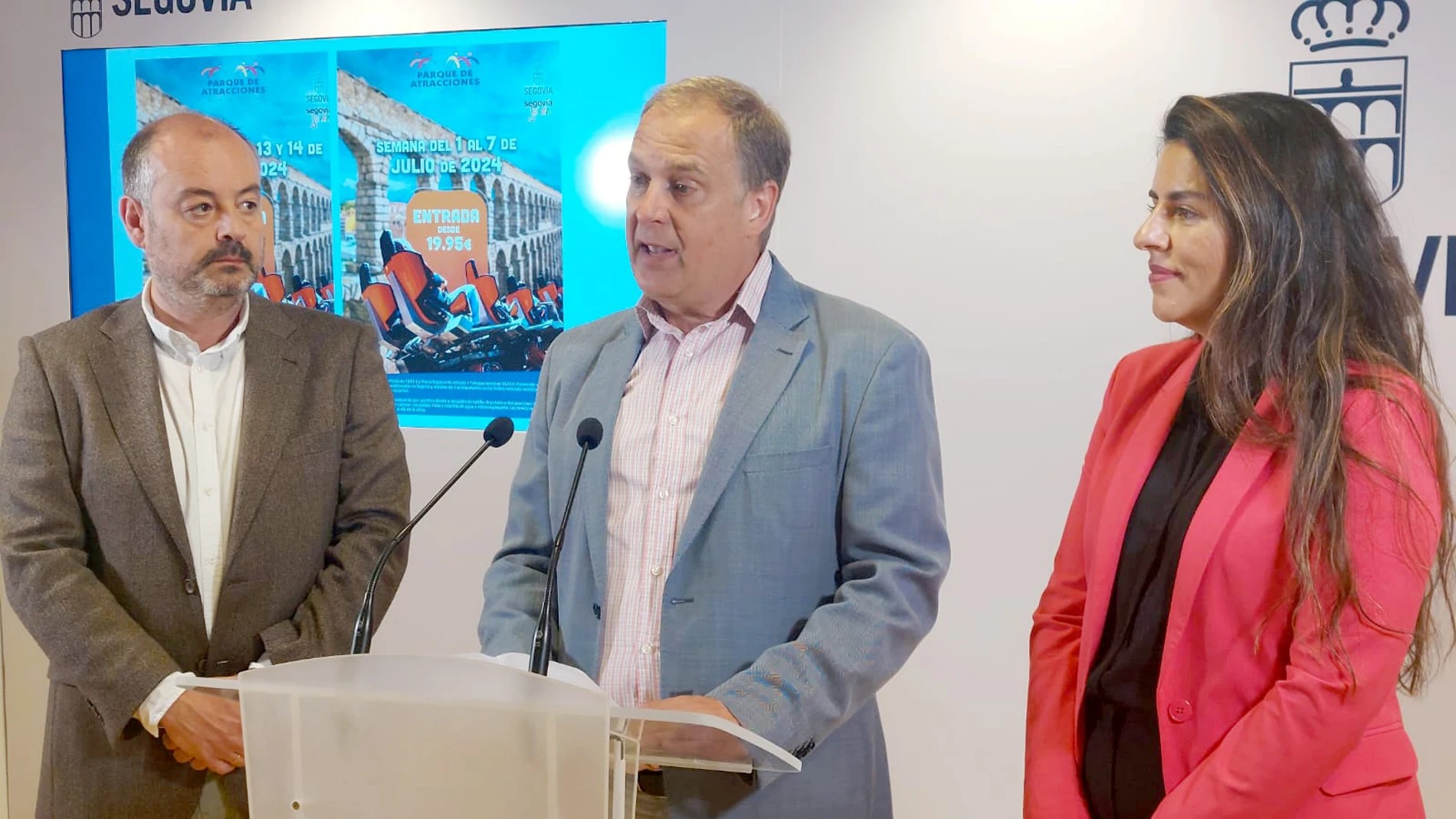 Firma de un acuerdo de colaboración entre el Ayuntamiento de Segovia y el Parque de Atracciones de Madrid. En la imagen, el concejal de Educación y Juventud, Sergio Calleja, el director del Parque de Atracciones de Madrid, Juan Romero, y la directora de eventos de España del grupo Parques Reunidos, Cristina López