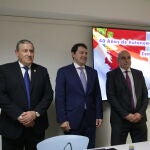 El jefe del Ejecutivo junto a Javier Faúndez y Antonio Rodríguez, antes del comienzo de la conferencia organizada por la Uned en Zamora