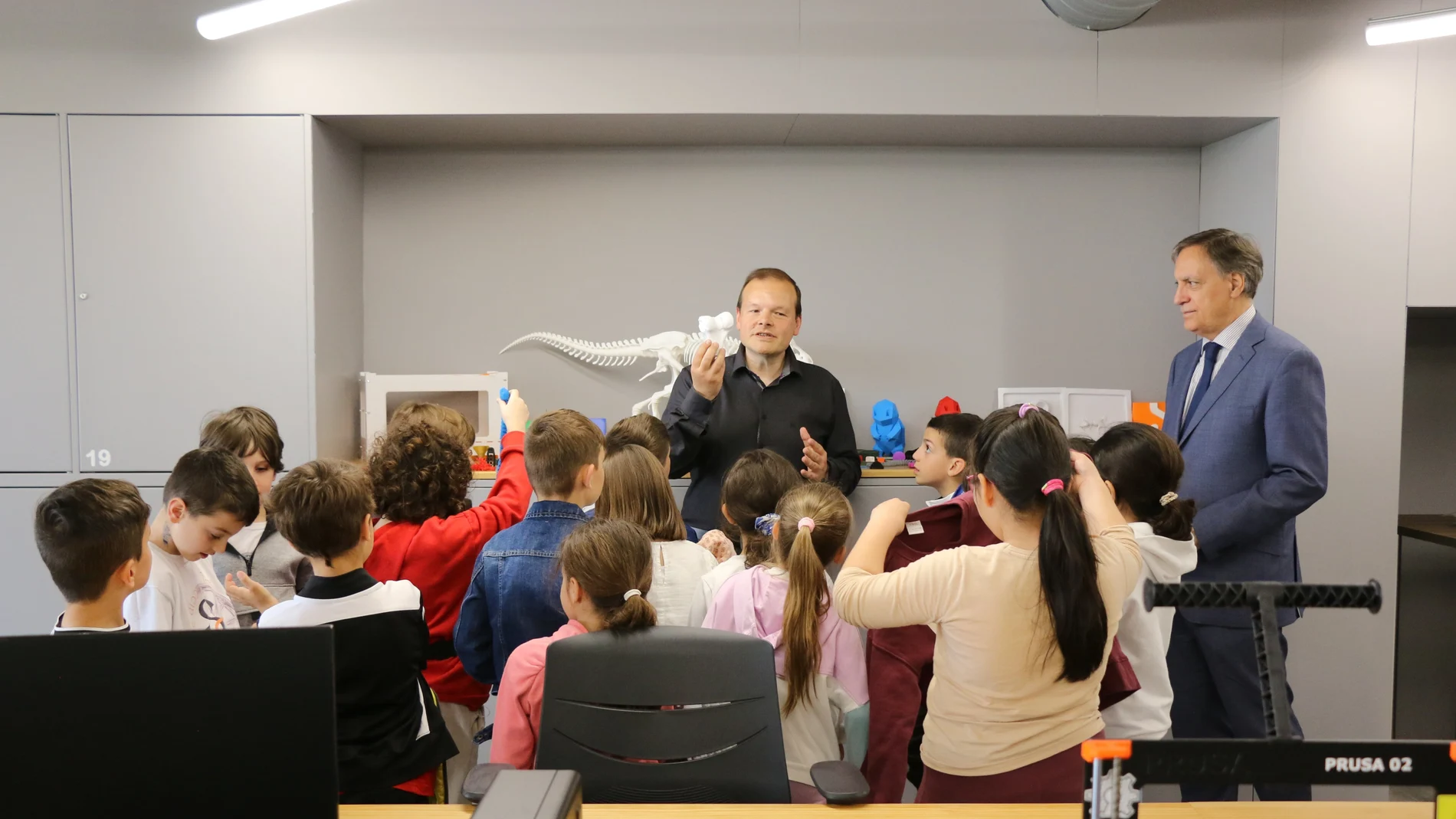 El alcalde de Salamanca, Carlos García Carbayo, visita a los escolares que han participado en los talleres