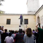 Cientos de vallisoletanos junto a la estatua de San Pedro Regalado en la Plaza del Salvador de Valladolid