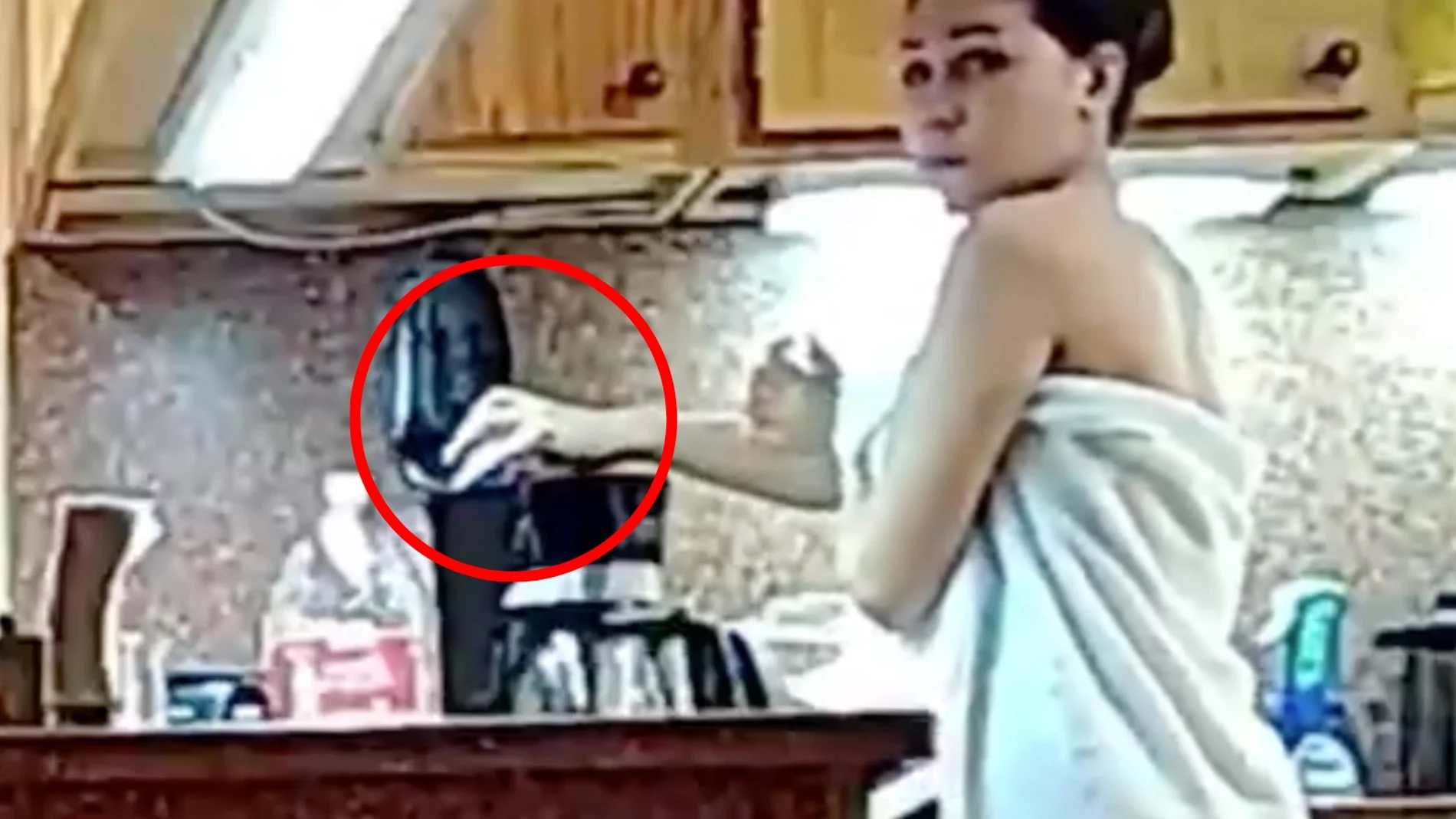 Condenada tras ser captada por una cámara intentando envenenar el café de su marido 