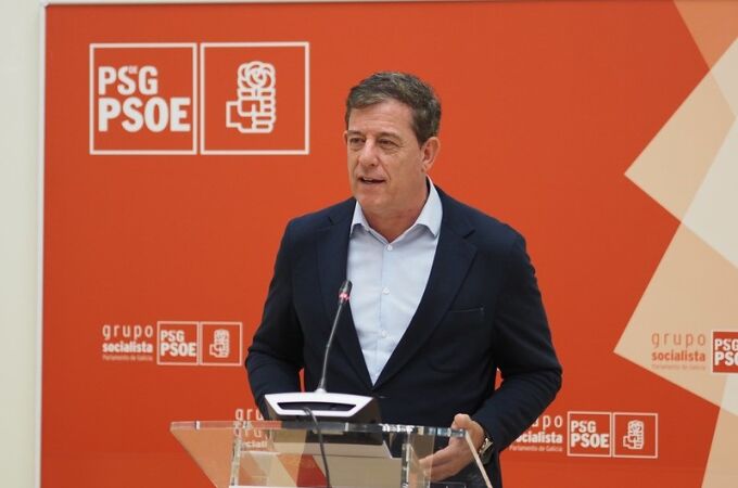 El portavoz socialista, José Ramón Gómez Besteiro, hoy, en rueda de prensa. 