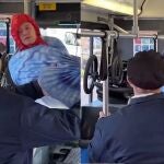 Un hombre cuelga una hamaca en un autobús