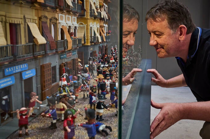 Entrevista con Miguel Ángel López, coleccionista de Playmobil, que presenta en el Museo de Historia, una expos
