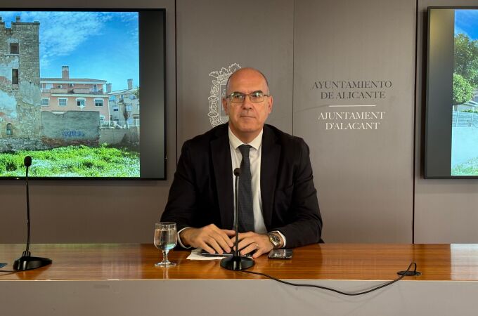 El portavoz del Gobierno Local, Manuel Villar, en rueda de prensa hoy en Alicante