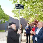 El alcalde de Valladolid, Jesús Julio Carnero, inaugura la plaza de Joaquín Díaz, junto al propio músico y folclorista y miembros de la Asociación de vecinos Barrio de San Isidro