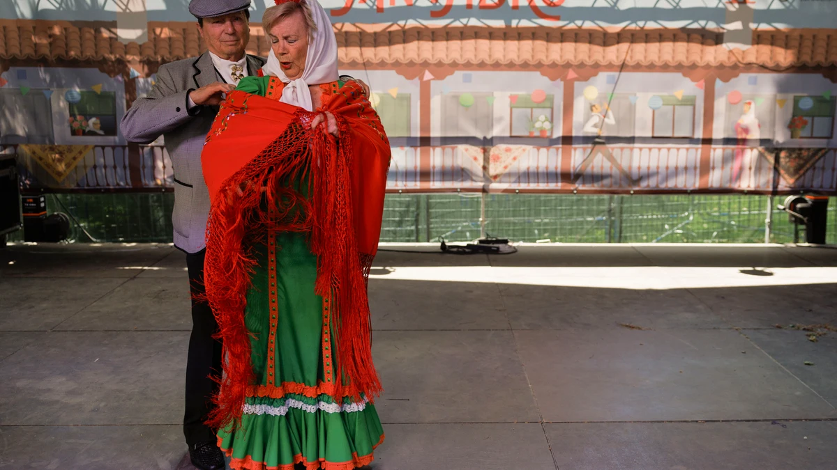 “Chulapeando para San Isidro”: éxito de los QR para descargar los patrones del trajes y vestidos de Madrid