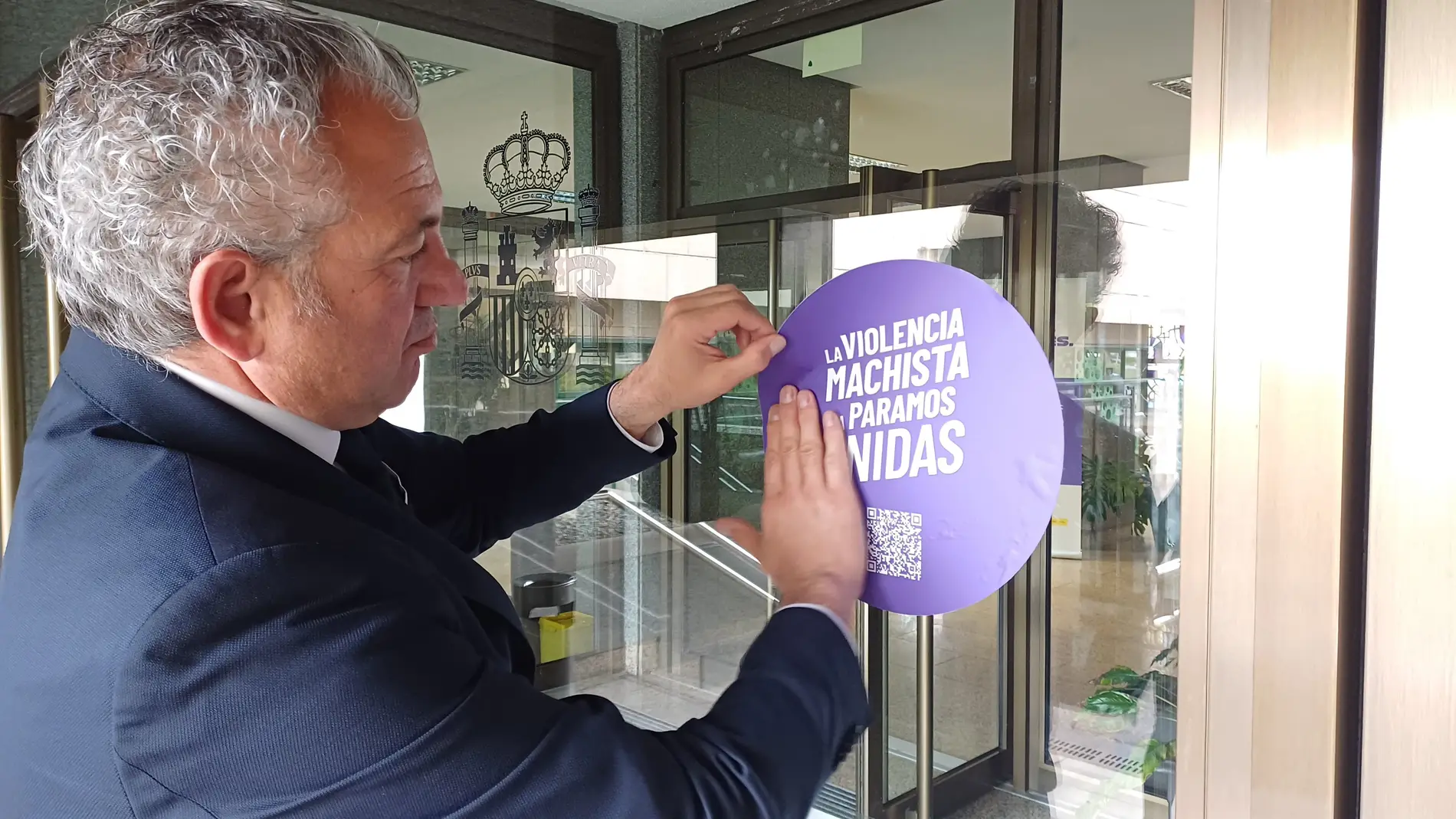 El delegado del Gobierno en Castilla y León, Nicanor Sen, coloca el distintivo que convierte a las dependencias en un espacio seguro para víctimas