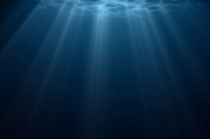 Estos agujeros son conocidos por su color azul intenso, que se debe a la profundidad del agua y a la poca luz que penetra en las profundidades