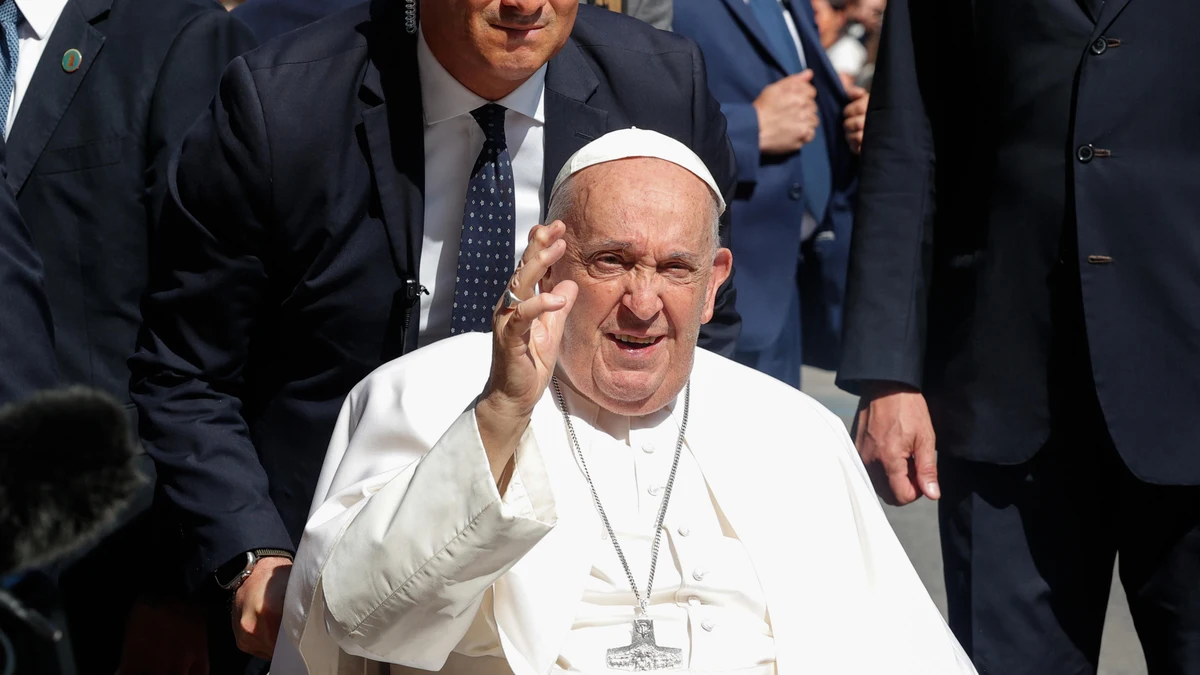 El Papa sale del Vaticano para reunirse con sacerdotes veteranos