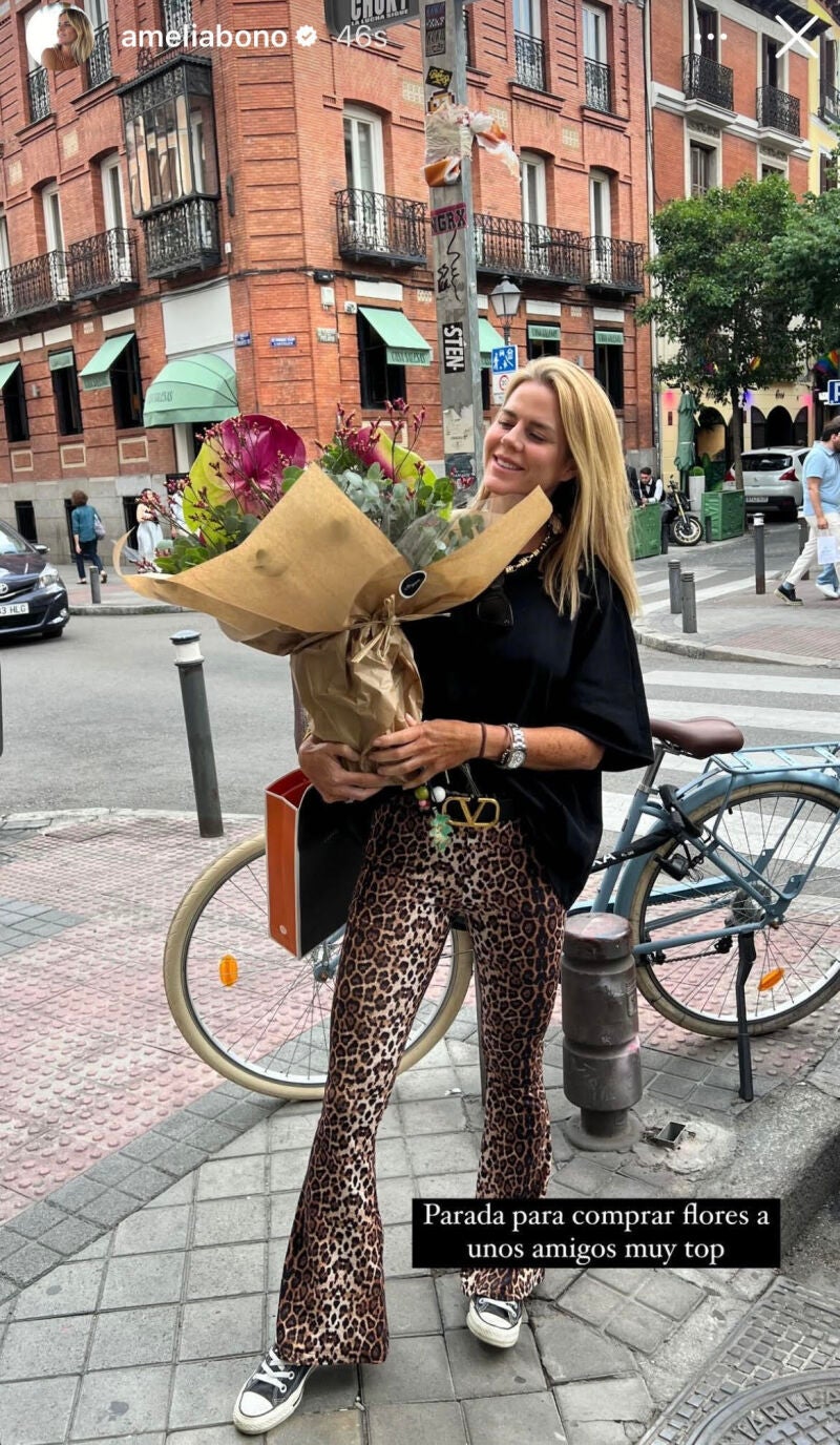 Amelia Bono con pantalones de leopardo.