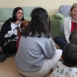 La consejera de Familia e Igualdad de Oportunidades, Isabel Blanco(D), visita los Hogares de Mensajeros de la Paz, en la imagen junto a la directora del Hogar Mayte Gómez y algunos de los menores