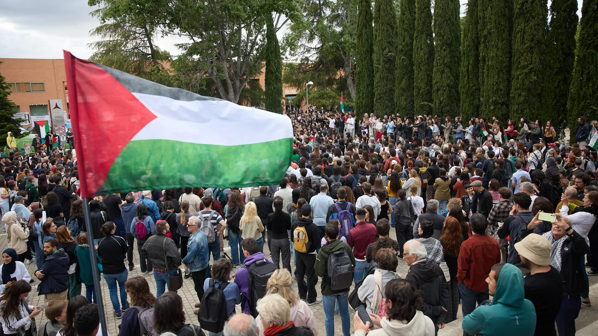 Decenas de personas durante la concentración en solidaridad por el pueblo palestino, en el campus de Ciudad Universitaria, a 14 de mayo de 2024, en Madrid (España). Dicha manifestación está convocada por ‘Acampada por Palestina’ frente a la acampada que hay en la Universidad Complutense desde el pasado 7 de mayo de 2024, día en que el movimiento en apoyo al pueblo palestino de los estudiantes de Estados Unidos empezó a surgir en las universidades de España con acampadas y protestas de estudia...