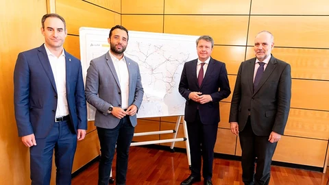 El alcalde, Darío Moreno, y el concejal de Movilidad Urbana, Javier Raro, se han reunido esta misma mañana con el secretario de Estado de Transportes y Movilidad Urbana, José Antonio Santano