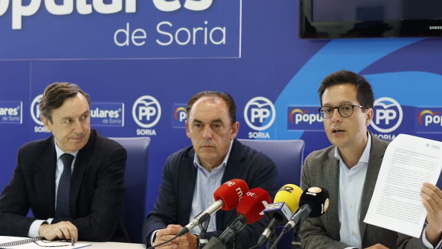 Tomas Cabezón atiende a la prensa junto a Benito serrano y Rafael Hernando